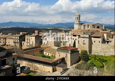 Vue de Gérone depuis la promenade sur les remparts de la vieille ville, Catalogne, Espagne, Europe Banque D'Images