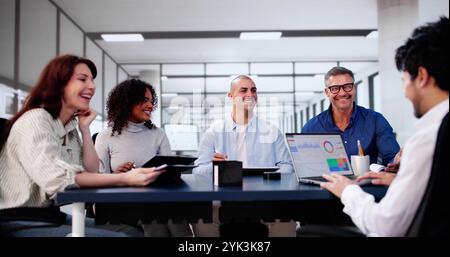 Séminaire Réunion au bureau. Groupe de salles de conseil diversifiées avec ordinateurs portables Banque D'Images