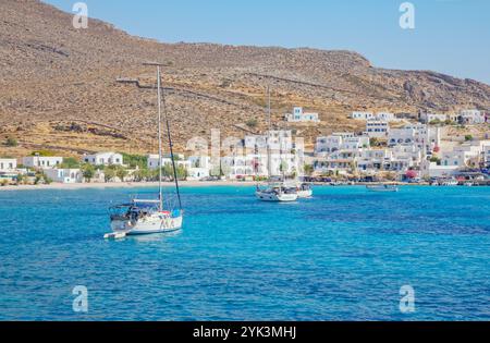 Vue de la baie de Karavostasi, île Folegandros, îles Cyclades, Grèce Banque D'Images