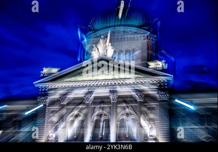 Belle Bundeshaus illuminée bâtiment du Parlement ou Palais fédéral avec statue la nuit dans la ville de Berne, canton de Berne, Suisse. Banque D'Images