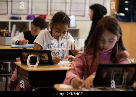 Les élèves de troisième année de l'école primaire Northwest font un exercice de mathématiques, Lebanon, Pa., Oct. 17, 2024. Dans le cadre d’une mise à jour plus large des normes de nutrition scolaire annoncée plus tôt cette année, l’USDA a facilité l’achat d’aliments locaux par les écoles. Au début de cette année scolaire (2024-2025), l'USDA a mis en place un changement de politique permettant aux écoles d'exiger que les aliments soient cultivés, élevés ou pêchés localement lorsqu'ils font des achats pour leurs programmes de repas. L'investissement récemment annoncé de 500 millions de dollars dans local Foods for Schools encouragera les écoles à tirer parti de cette nouvelle option pour acheter local. Pour aider emp Banque D'Images