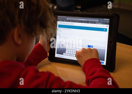 Les élèves de troisième année de l'école primaire Northwest font un exercice de mathématiques, Lebanon, Pa., Oct. 17, 2024. Dans le cadre d’une mise à jour plus large des normes de nutrition scolaire annoncée plus tôt cette année, l’USDA a facilité l’achat d’aliments locaux par les écoles. Au début de cette année scolaire (2024-2025), l'USDA a mis en place un changement de politique permettant aux écoles d'exiger que les aliments soient cultivés, élevés ou pêchés localement lorsqu'ils font des achats pour leurs programmes de repas. L'investissement récemment annoncé de 500 millions de dollars dans local Foods for Schools encouragera les écoles à tirer parti de cette nouvelle option pour acheter local. Pour aider emp Banque D'Images