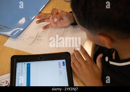 Les élèves de troisième année de l'école primaire Northwest font un exercice de mathématiques, Lebanon, Pa., Oct. 17, 2024. Dans le cadre d’une mise à jour plus large des normes de nutrition scolaire annoncée plus tôt cette année, l’USDA a facilité l’achat d’aliments locaux par les écoles. Au début de cette année scolaire (2024-2025), l'USDA a mis en place un changement de politique permettant aux écoles d'exiger que les aliments soient cultivés, élevés ou pêchés localement lorsqu'ils font des achats pour leurs programmes de repas. L'investissement récemment annoncé de 500 millions de dollars dans local Foods for Schools encouragera les écoles à tirer parti de cette nouvelle option pour acheter local. Pour aider emp Banque D'Images