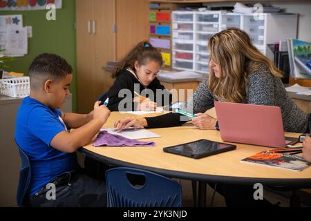 Les élèves de troisième année de l'école primaire Northwest font un exercice de mathématiques, Lebanon, Pa., Oct. 17, 2024. Dans le cadre d’une mise à jour plus large des normes de nutrition scolaire annoncée plus tôt cette année, l’USDA a facilité l’achat d’aliments locaux par les écoles. Au début de cette année scolaire (2024-2025), l'USDA a mis en place un changement de politique permettant aux écoles d'exiger que les aliments soient cultivés, élevés ou pêchés localement lorsqu'ils font des achats pour leurs programmes de repas. L'investissement récemment annoncé de 500 millions de dollars dans local Foods for Schools encouragera les écoles à tirer parti de cette nouvelle option pour acheter local. Pour aider emp Banque D'Images