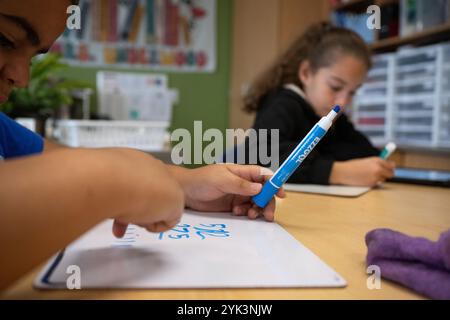 Les élèves de troisième année de l'école primaire Northwest font un exercice de mathématiques, Lebanon, Pa., Oct. 17, 2024. Dans le cadre d’une mise à jour plus large des normes de nutrition scolaire annoncée plus tôt cette année, l’USDA a facilité l’achat d’aliments locaux par les écoles. Au début de cette année scolaire (2024-2025), l'USDA a mis en place un changement de politique permettant aux écoles d'exiger que les aliments soient cultivés, élevés ou pêchés localement lorsqu'ils font des achats pour leurs programmes de repas. L'investissement récemment annoncé de 500 millions de dollars dans local Foods for Schools encouragera les écoles à tirer parti de cette nouvelle option pour acheter local. Pour aider emp Banque D'Images