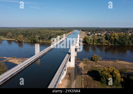 Jonction de la voie navigable de Magdeburg, Mittelland canal mène au-dessus de l'Elbe dans le pont en auge, Hohenwarthe, Saxe-Anhalt, Allemagne Banque D'Images