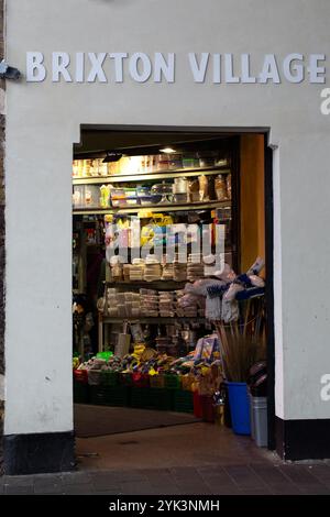 LONDRES, Royaume-Uni - 06 NOVEMBRE 2024 : entrée du bâtiment du marché Brixton Village avec panneau Banque D'Images