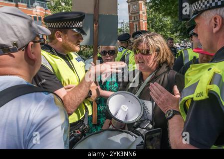 Maidenhead, Royaume-Uni. 3 juin 2017. La police encercle les personnes handicapées contre les manifestants coupables bloquant une route principale menant à la ville pour protester dans la circonscription de Theresa May&#8217;s contre le gouvernement conservateur, le premier au monde à être reconnu coupable des violations graves et systématiques des droits humains des personnes handicapées par l'ONU et leur dire qu'ils doivent quitter la rue. Ils proposent de déménager après 20 minutes mais la police dit qu'ils arrêteront Paula Peters à moins qu'elle ne déménage maintenant. Les compressions qu'ils ont faites depuis 2010 ont eu 9 fois plus d'impact sur les personnes handicapées que sur tout autre groupe, 19 fois plus pour celles-ci Banque D'Images