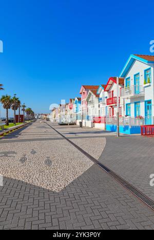 Maisons de plage peintes de couleurs vives, Costa Nova do Prado, Aveiro, Portugal Banque D'Images