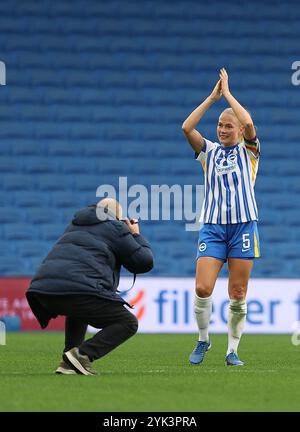 Brighton, Royaume-Uni. 16 novembre 2024. Guro Bergsvand de Brighton applaudit les fans après le match de Super League féminine de Barclays entre Brighton & Hove Albion et West Ham United au stade American Express. Crédit : James Boardman/Alamy Live News Banque D'Images