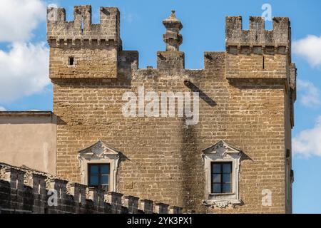 Le château aragonais, une forteresse construite au 11ème siècle à Mesagne, Pouilles, Italie. Banque D'Images