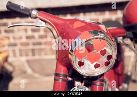 Guidon de scooter vintage sur la rue urbaine, présentant un design de style moto rétro et classique Banque D'Images