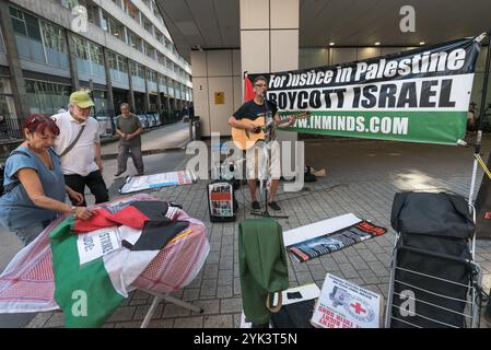 Londres, Royaume-Uni. 26 mai 2017. Le groupe de défense des droits humains Inminds a organisé une veillée à la mission britannique du Comité international de la Croix-Rouge (CICR) pour lui demander de mettre fin à la complicité avec la violation par Israël des droits des prisonniers palestiniens, y compris le rétablissement des visites familiales bi-mensuelles et le respect des Conventions de Genève à cet égard et à d'autres égards alors que la grève de la faim atteint 40 jours et qu'Israël se prépare à nourrir de force les prisonniers. Banque D'Images