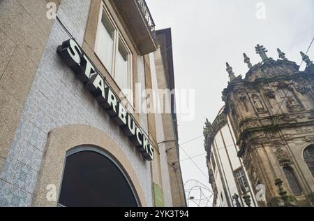 Porto, Portugal - 27 décembre 2022 : café Starbucks sur la façade du bâtiment avec fenêtre en arc dans la ville Banque D'Images