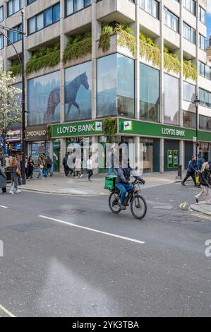 Londres, Royaume-Uni - 23 mars 2024 : succursale bancaire Lloyds à Londres. Lloyds Bank plc est une banque britannique de détail et de commerce avec des succursales en Angleterre et au pays de Galles Banque D'Images