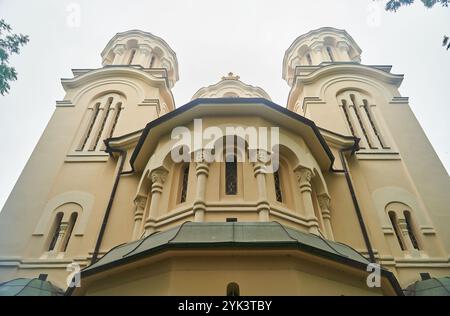 Ljubljana, Slovénie - 10 octobre 2022 : vue des Sts. Église Cyril et méthode à Ljubljana par le bas Banque D'Images