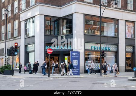 Londres, Royaume-Uni - 23 mars 2024 : L'extérieur du magasin Primark à Londres. PRIMARK Stores Limited est un détaillant de mode rapide multinational irlandais avec HE Banque D'Images