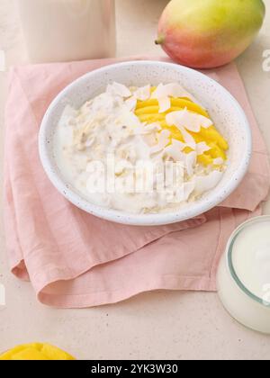 Avoine toute la nuit avec des flocons de mangue et de noix de coco fraîchement tranchés Banque D'Images