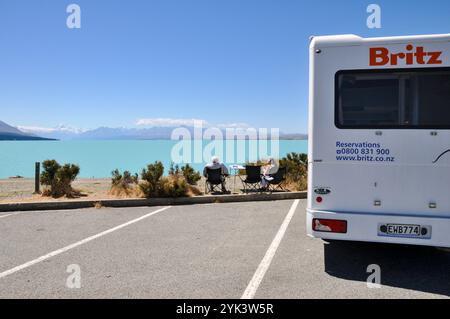 Britz camping-car garé surplombant le lac Pukaki jusqu'à Mount Cook, South Island, Nouvelle-Zélande. Touristes en vacances. Industrie du tourisme Banque D'Images