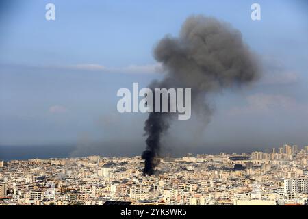 Beyrouth, Liban. 16 novembre 2024. Cette photo montre la fumée causée par les frappes aériennes israéliennes dans la banlieue sud de Beyrouth, Liban, le 16 novembre 2024. Les avions de combat israéliens ont repris samedi matin leurs raids sur la banlieue sud de Beyrouth, peu de temps après que l'armée israélienne ait lancé un autre avertissement d'évacuation, selon les médias libanais. Crédit : Str/Xinhua/Alamy Live News Banque D'Images