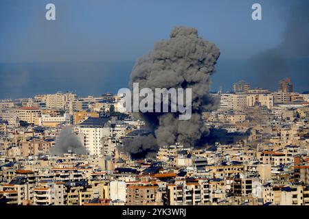 Beyrouth, Liban. 16 novembre 2024. Cette photo montre la fumée causée par les frappes aériennes israéliennes dans la banlieue sud de Beyrouth, Liban, le 16 novembre 2024. Les avions de combat israéliens ont repris samedi matin leurs raids sur la banlieue sud de Beyrouth, peu de temps après que l'armée israélienne ait lancé un autre avertissement d'évacuation, selon les médias libanais. Crédit : Str/Xinhua/Alamy Live News Banque D'Images