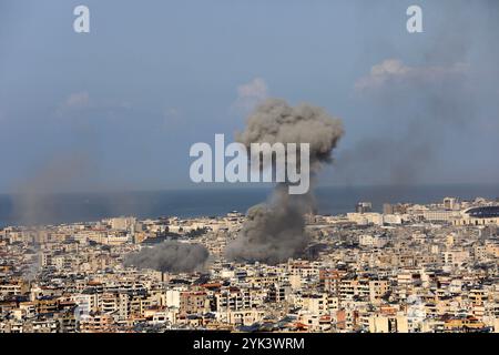 Beyrouth, Liban. 16 novembre 2024. Cette photo montre la fumée causée par les frappes aériennes israéliennes dans la banlieue sud de Beyrouth, Liban, le 16 novembre 2024. Les avions de combat israéliens ont repris samedi matin leurs raids sur la banlieue sud de Beyrouth, peu de temps après que l'armée israélienne ait lancé un autre avertissement d'évacuation, selon les médias libanais. Crédit : Str/Xinhua/Alamy Live News Banque D'Images