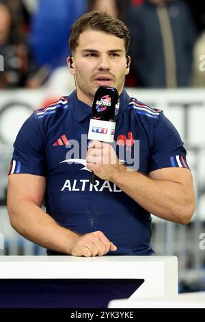 Saint Denis, France. 17 novembre 2024. Antoine Dupont est interviewé après le match test match de rugby Autumn Nations Series 2024 entre la France et la Nouvelle-Zélande (All Blacks) le 16 novembre 2024 au stade de France à Saint-Denis près de Paris, France - photo Jean Catuffe/DPPI crédit : DPPI Media/Alamy Live News Banque D'Images