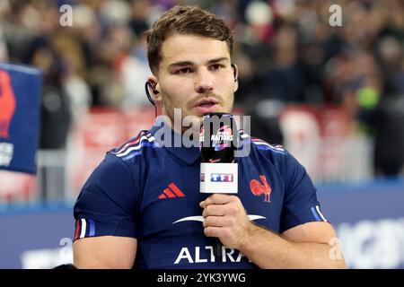 Saint Denis, France. 17 novembre 2024. Antoine Dupont est interviewé après le match test match de rugby Autumn Nations Series 2024 entre la France et la Nouvelle-Zélande (All Blacks) le 16 novembre 2024 au stade de France à Saint-Denis près de Paris, France - photo Jean Catuffe/DPPI crédit : DPPI Media/Alamy Live News Banque D'Images