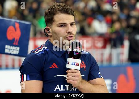 Saint Denis, France. 17 novembre 2024. Antoine Dupont est interviewé après le match test match de rugby Autumn Nations Series 2024 entre la France et la Nouvelle-Zélande (All Blacks) le 16 novembre 2024 au stade de France à Saint-Denis près de Paris, France - photo Jean Catuffe/DPPI crédit : DPPI Media/Alamy Live News Banque D'Images