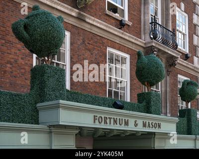 LONDRES, Royaume-Uni - 03 AOÛT 2013 : panneau devant le Fortnum and Mason Store dans le West End de Londres Banque D'Images