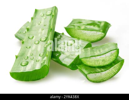 Coupes fraîches de feuille d'aloe Vera recouvertes de gouttes d'eau isolées sur fond blanc. Banque D'Images