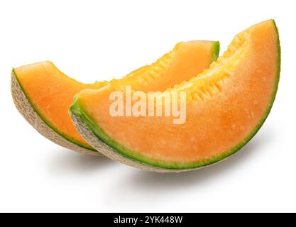 Deux tranches de melon de cantaloup isolées sur fond blanc. Le fichier contient un chemin de détourage. Banque D'Images