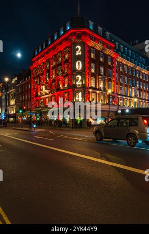 LONDRES, Royaume-Uni - 15 NOVEMBRE 2024 : Fortnum et Mason est décoré pour Noël. Fondée en 1707 par William Fortnum et Hugh Mason à Piccadilly Londres Banque D'Images