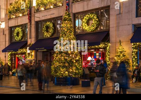 LONDRES, Royaume-Uni - 15 NOVEMBRE 2024 : décorations de Noël dans New Bond Street. De belles décorations de Noël attirent des milliers d'acheteurs pendant les fès Banque D'Images