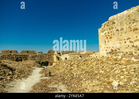 Programme culturel dans le sud de la mer Égée sur la belle île grecque ensoleillée de Kos avec l'ancienne forteresse d'Antimachia - Grèce Banque D'Images