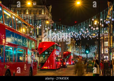 LONDRES - 15 NOVEMBRE 2024 : Oxford Street à Londres est décorée d'étoiles scintillantes drapées sur toute la longueur de la rue pour Noël Banque D'Images