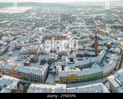 Vue aérienne de la vieille ville de Tarnow City au jour enneigé en Pologne Banque D'Images