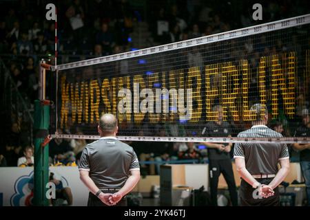 Berlin, Deutschland 16. Novembre 2024 : 1. VBL - 2024/2025 - Berlin Recycling Volleys vs. TSV Haching München Im Bild : Volleyballnetz mit Schriftzug #WIRSINDEINBERLIN, # Wir sind ein Berlin Banque D'Images