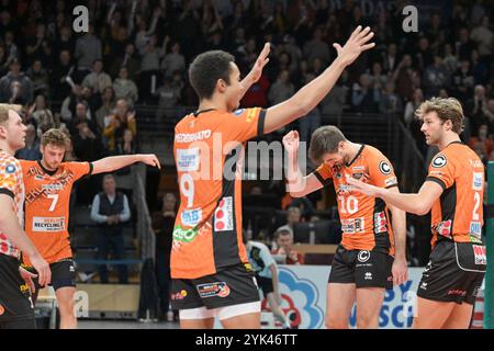 Berlin, Deutschland 16. Novembre 2024 : 1. VBL - 2024/2025 - Berlin Recycling Volleys v. TSV Haching München Im Bild : Jubel BEI Berlin, v.Li. : Adam Kowalski (BR Volleys), Simon Plaskie (BR Volleys), Djifa Amedegnato (BR Volleys), Daniel Malescha (BR Volleys), Matthew Knigge (BR Volleys) Banque D'Images