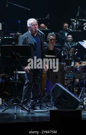 Madrid, Espagne. 08th Feb, 2022. Le chanteur-compositeur Victor Manuel lors de son dernier concert de sa tournée symphonique, au Teatro Real, le 16 novembre 2024, à Madrid, Espagne. Crédit : Sipa USA/Alamy Live News Banque D'Images