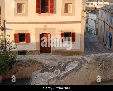 Arta, Espagne ; 24 septembre 2024 : façade d'un manoir majorquin dans la ville majorquine d'Arta, au lever du soleil. Îles Baléares, Espagne Banque D'Images