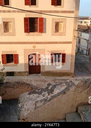 Arta, Espagne ; 24 septembre 2024 : façade d'un manoir majorquin dans la ville majorquine d'Arta, au lever du soleil. Îles Baléares, Espagne Banque D'Images