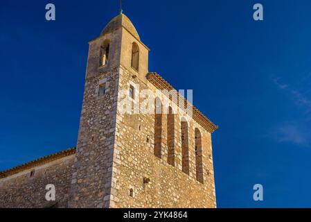 Église Sant Miquel de Ventalló un après-midi d'automne (Alt Empordà, Gérone, Catalogne, Espagne) ESP Iglesia de Sant Miquel de Ventalló, Gérone España Banque D'Images