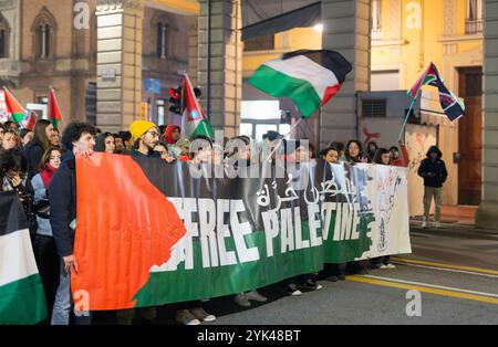 Bologne, Italie. 16 novembre 2024. Les gens se rassemblent pour organiser une manifestation pour exprimer leur solidarité avec les Palestiniens devant le ministère des Affaires étrangères Banque D'Images