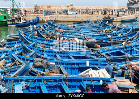 Bateaux de pêche artisanale, en bois peint en bleu, dans le port de pêche d'Essaouira Banque D'Images