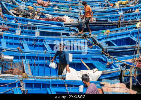 Bateaux de pêche artisanale, en bois peint en bleu, dans le port de pêche d'Essaouira Banque D'Images