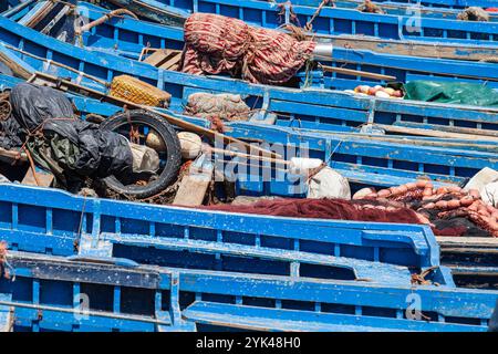 Bateaux de pêche artisanale, en bois peint en bleu, dans le port de pêche d'Essaouira Banque D'Images