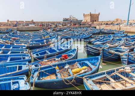 Bateaux de pêche artisanale, en bois peint en bleu, dans le port de pêche d'Essaouira Banque D'Images