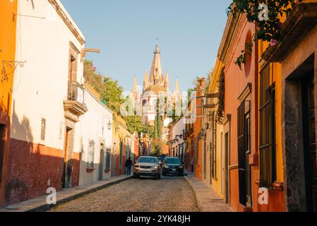 Une belle rue au milieu d'une ville mexicaine nommée San Miguel Allende, mexique - 2 septembre 2024. Photo de haute qualité Banque D'Images