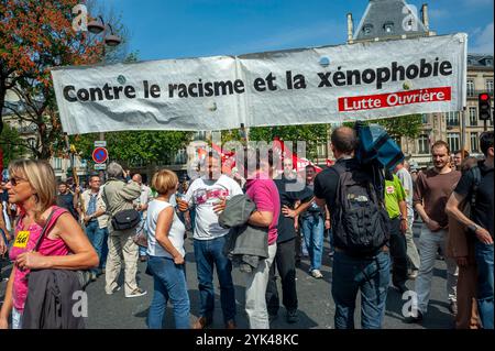 Paris, France, foule nombreuse manifestation des gauchistes français, bannière du Parti politique de gauche « contre le racisme et la xénophobie » Banque D'Images